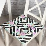 - Pofi-2501-Gorsel - Realhomes Siyah Beyaz Labirent Temalı Soyut Çiçek Desenli Pofuduk Sandalye Minderi Realhomes