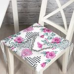 - Pofi-2514-Gorsel - Realhomes Kare Puanlı Kalp Kolye Motifli Modern Pofuduk Sandalye Minderi Realhomes