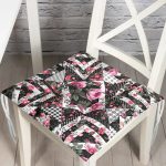 - Pofi-2525-Gorsel - Realhomes Siyah Beyaz Puanlı Çiçek Çizimli Modern Pofuduk Sandalye Minderi Realhomes