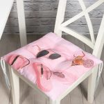 Pembe Zeminde Yaz Temalı Pofuduk Sandalye Minderi Realhomes