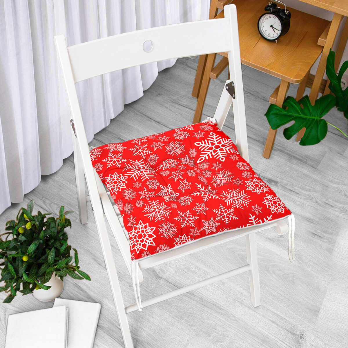 Kırmızı Zeminde Kar Tanesi Desenli Özel Tasarımlı Dijital Baskılı Modern Pofuduk Sandalye Minderi Realhomes