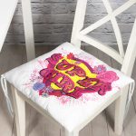 - Pofi-3300-Gorsel - Realhomes Realhomes Özel Tasarım Super Girl Tasarımlı Dijital Baskılı Modern Pofuduk Sandalye Minderi Realhomes