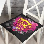 - Pofi-3301-Gorsel - Realhomes  Siyah Zeminde Super Girl Özel Tasarımlı Dijital Baskılı Modern Pofuduk Sandalye Minderi Realhomes