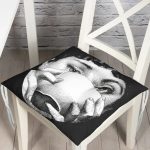 - Pofi-3346-Gorsel - Realhomes  Fornasetti Özel Tasarım Dijital Baskılı Modern Pofuduk Sandalye Minderi Realhomes