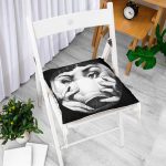 - Pofi-3388-Gorsel-1 - Realhomes Fornasetti Siyah Beyaz Özel Tasarımlı Pofuduk Sandalye Minderi Realhomes