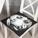 - Pofi-3388-Gorsel - Realhomes Fornasetti Siyah Beyaz Özel Tasarımlı Pofuduk Sandalye Minderi Realhomes