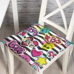 - Pofi-3454-Gorsel - Realhomes Realhomes Kiss Love Pop Art Tasarımlı Dijital Baskılı Modern Pofuduk Sandalye Minderi Realhomes