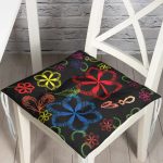 - Pofi-3540-Gorsel - Realhomes Siyah Zeminde Çiçek Motifli Dijital Baskılı Modern Pofuduk Sandalye Minderi Realhomes