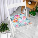 - Pofi-3826-Gorsel-1 - Realhomes  Açık Mavi Zeminde Rengarenk Çiçekler Dijital Baskılı Modern Pofuduk Sandalye Minderi Realhomes