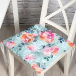 - Pofi-3826-Gorsel - Realhomes  Açık Mavi Zeminde Rengarenk Çiçekler Dijital Baskılı Modern Pofuduk Sandalye Minderi Realhomes