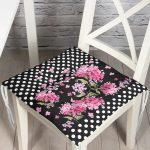 Puanlı Zeminde Çiçek Motifli Özel Tasarım Dijital Baskılı Modern Pofuduk Sandalye Minderi Realhomes