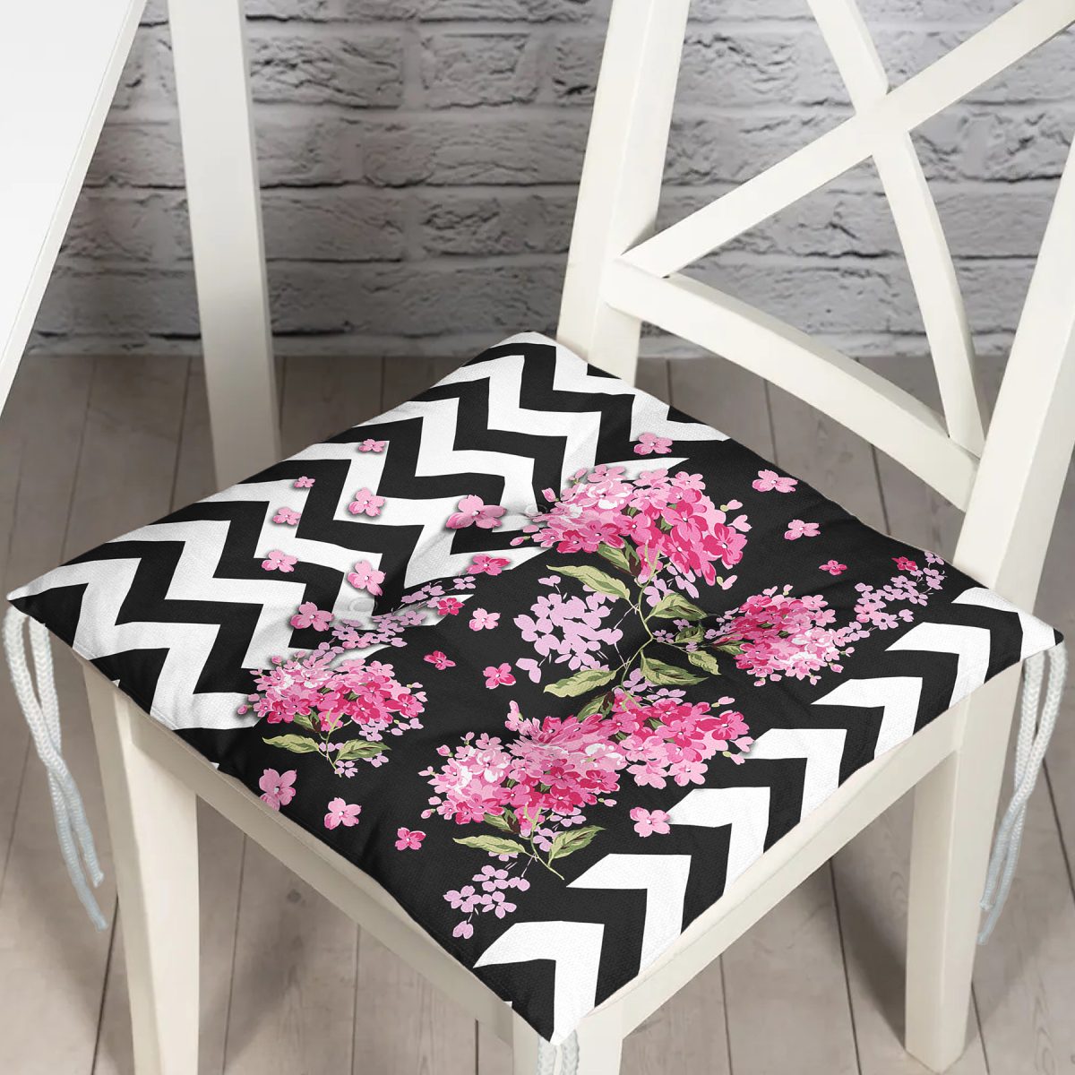 Siyah Zigzag Zeminde İlkbahar Çiçekleri Temalı Pofuduk Sandalye Minderi Realhomes