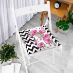 - Pofi-4172-Gorsel-1 - Realhomes Siyah Zikzak Zeminde İlkbahar Çiçekleri Temalı Pofuduk Sandalye Minderi Realhomes