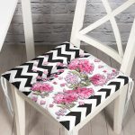 - Pofi-4172-Gorsel - Realhomes Siyah Zikzak Zeminde İlkbahar Çiçekleri Temalı Pofuduk Sandalye Minderi Realhomes