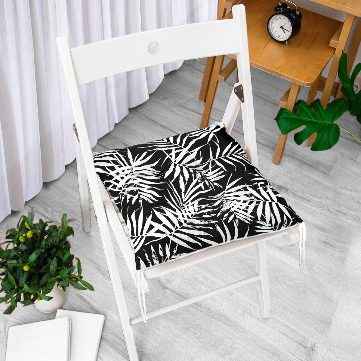 Siyah Zeminde Beyaz Yaprak Tasarımlı Dijital Baskılı Pofuduk Sandalye Minderi Realhomes