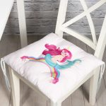 - Pofi-4317-Gorsel - Realhomes  Denizkızı Ve Gökkuşağı Motifli Özel Tasarımlı Dijital Baskılı Çocuk Odası Pofuduk Sandalye Minderi Realhomes