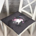 - Pofi-4334-Gorsel - Realhomes Siyah Zeminde Unicorn Sevimli At Çocuk Odası Pofuduk Sandalye Minderi Realhomes