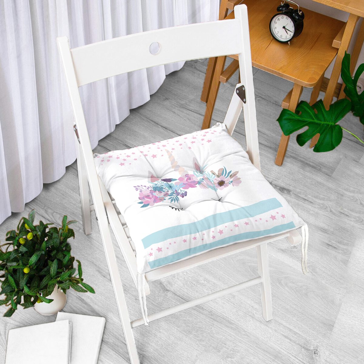 Realhomes Beyaz Zeminde Baby Shower Özel Tasarım Modern Pofuduk Sandalye Minderi Realhomes