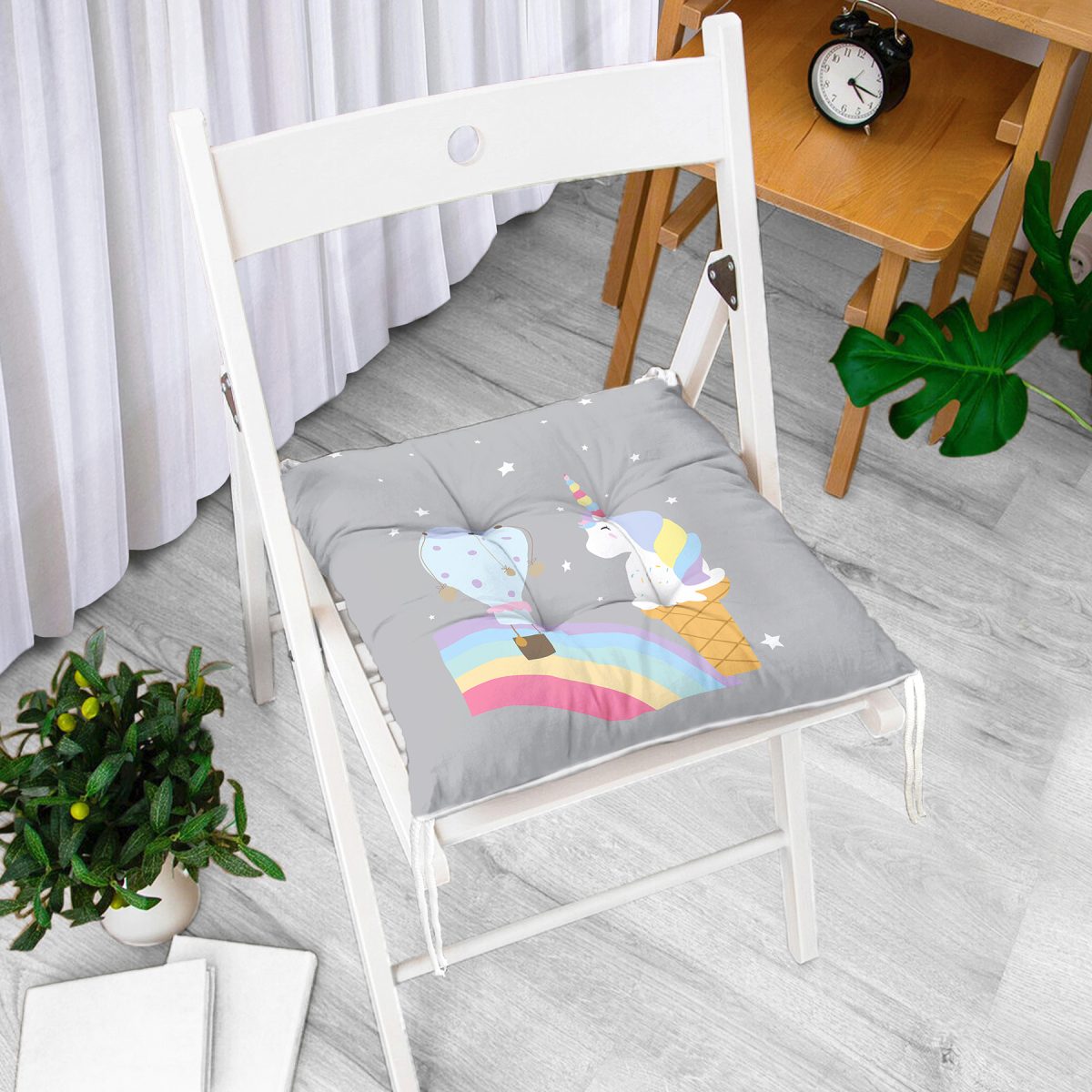 Gri Zeminde Unicorn Tasarımlı Çocuk Odası Pofuduk Sandalye Minderi Realhomes