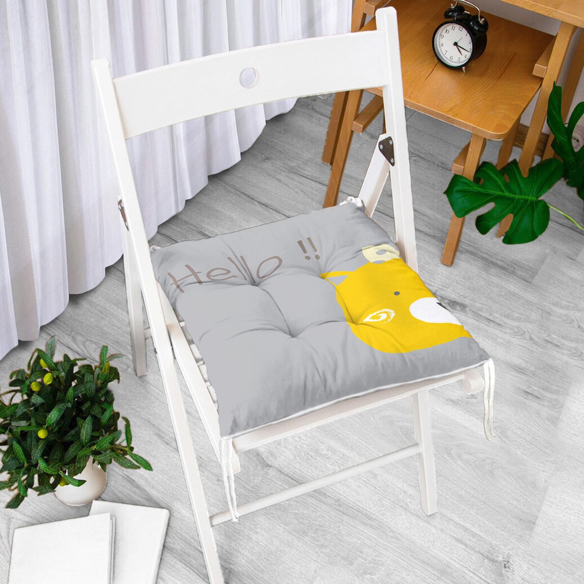 Gri Zeminde Sarı Ayıcık Hello Motifli Çocuk Odası Pofuduk Sandalye Minderi Realhomes