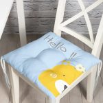 - Pofi-4372m-Gorsel - Realhomes Mavi Zeminde Sarı Ayıcık Hello Motifli Çocuk Odası Pofuduk Sandalye Minderi Realhomes