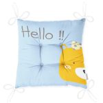 - Pofi-4372m-Gorsel-2 - Realhomes Mavi Zeminde Sarı Ayıcık Hello Motifli Çocuk Odası Pofuduk Sandalye Minderi Realhomes