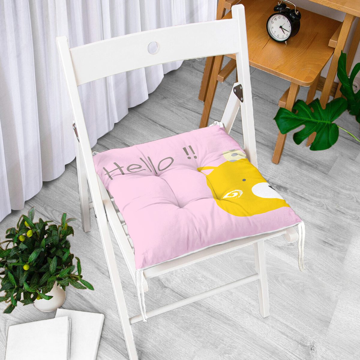 Pembe Zeminde Sarı Ayıcık Hello Motifli Çocuk Odası Pofuduk Sandalye Minderi Realhomes