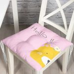 - Pofi-4372p-Gorsel - Realhomes Pembe Zeminde Sarı Ayıcık Hello Motifli Çocuk Odası Pofuduk Sandalye Minderi Realhomes