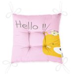 - Pofi-4372p-Gorsel-2 - Realhomes Pembe Zeminde Sarı Ayıcık Hello Motifli Çocuk Odası Pofuduk Sandalye Minderi Realhomes