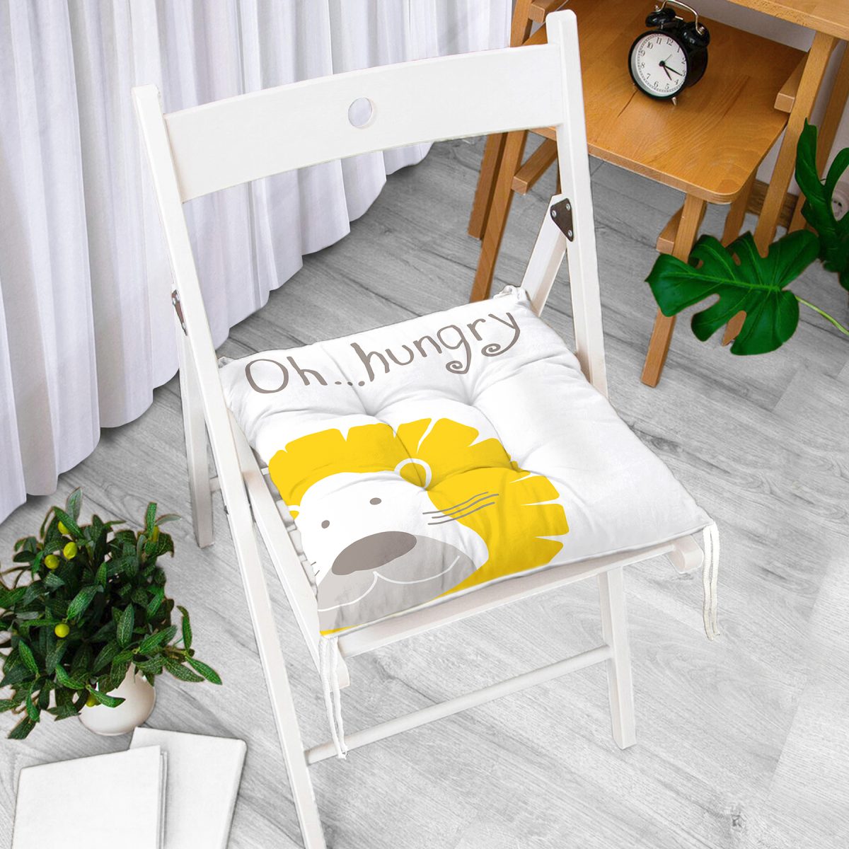 Beyaz Zeminde Hungry Aslan Motifli Dijital Baskılı Bebek Odası Pofuduk Sandalye Minderi Realhomes
