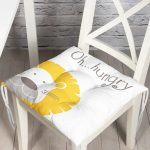 - Pofi-4381-Gorsel - Realhomes  Beyaz Zeminde Hungry Aslan Motifli Dijital Baskılı Bebek Odası Pofuduk Sandalye Minderi Realhomes