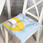 - Pofi-4381m-Gorsel - Realhomes Mavi Zeminde Hungry Aslan Motifli Dijital Baskılı Bebek Odası Pofuduk Sandalye Minderi Realhomes