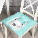 - Pofi-4395-Gorsel - Realhomes  Yeşil Zeminde Sevimli Ayıcık Motifli Modern Pofuduk Sandalye Minderi Realhomes