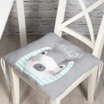 - Pofi-4397-Gorsel - Realhomes  Gri Zeminde Sevimli Ayıcık Motifli Modern Pofuduk Sandalye Minderi Realhomes