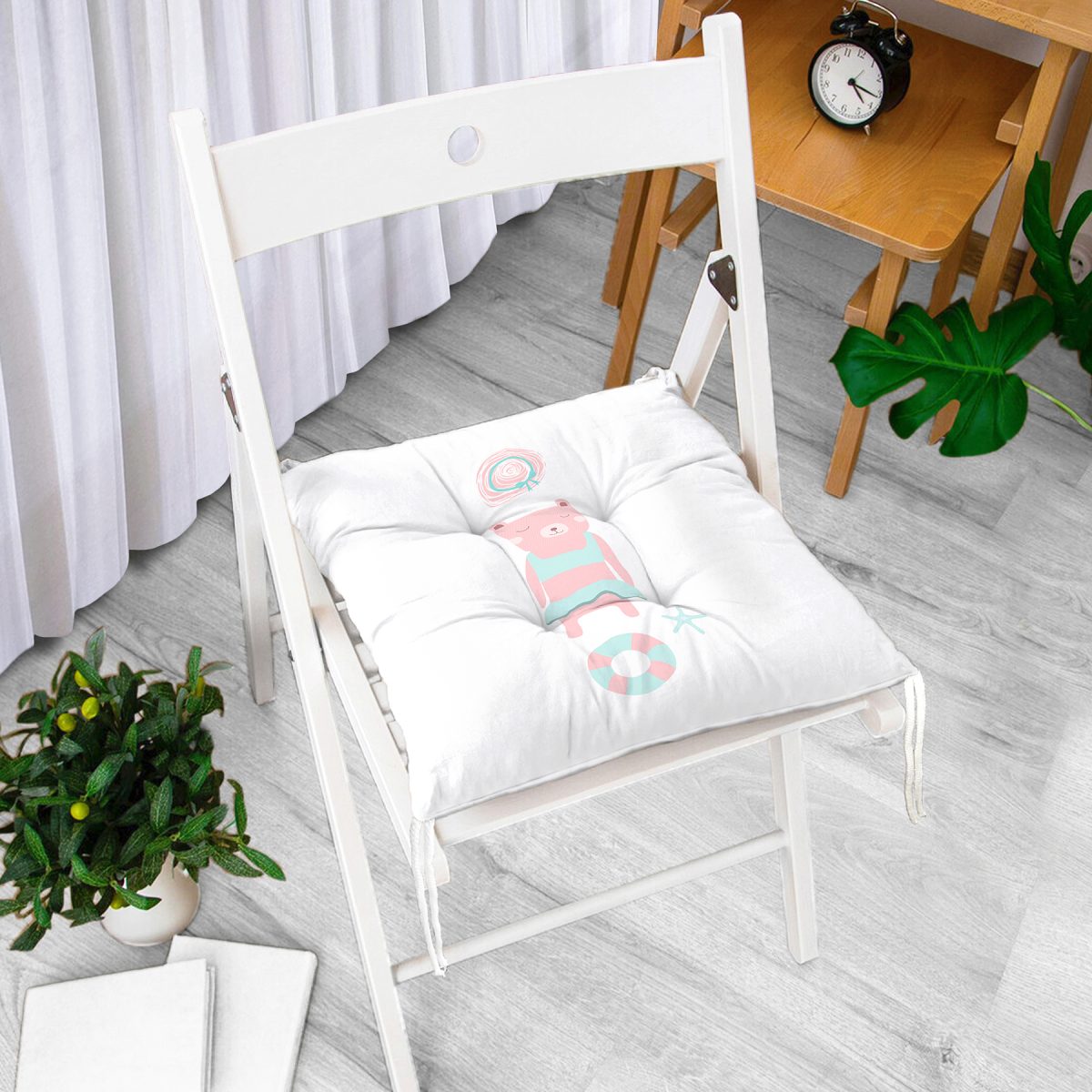 Realhomes Beyaz Zeminde Deniz ve Ayıcık Desenli Modern Pofuduk Sandalye Minderi Realhomes