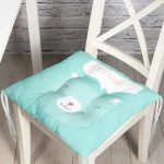 - Pofi-4407-Gorsel - Realhomes  Yeşil Zeminde Mutlu Ayıcık Desenli Bebek Odası Pofuduk Sandalye Minderi Realhomes