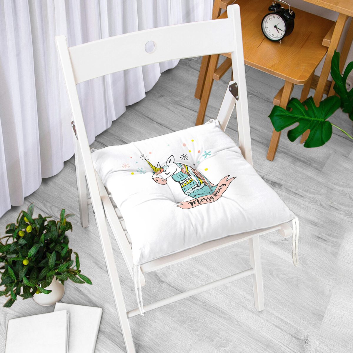 Realhomes Beyaz Zeminde Unicorn Motifli Modern Pofuduk Sandalye Minderi Realhomes