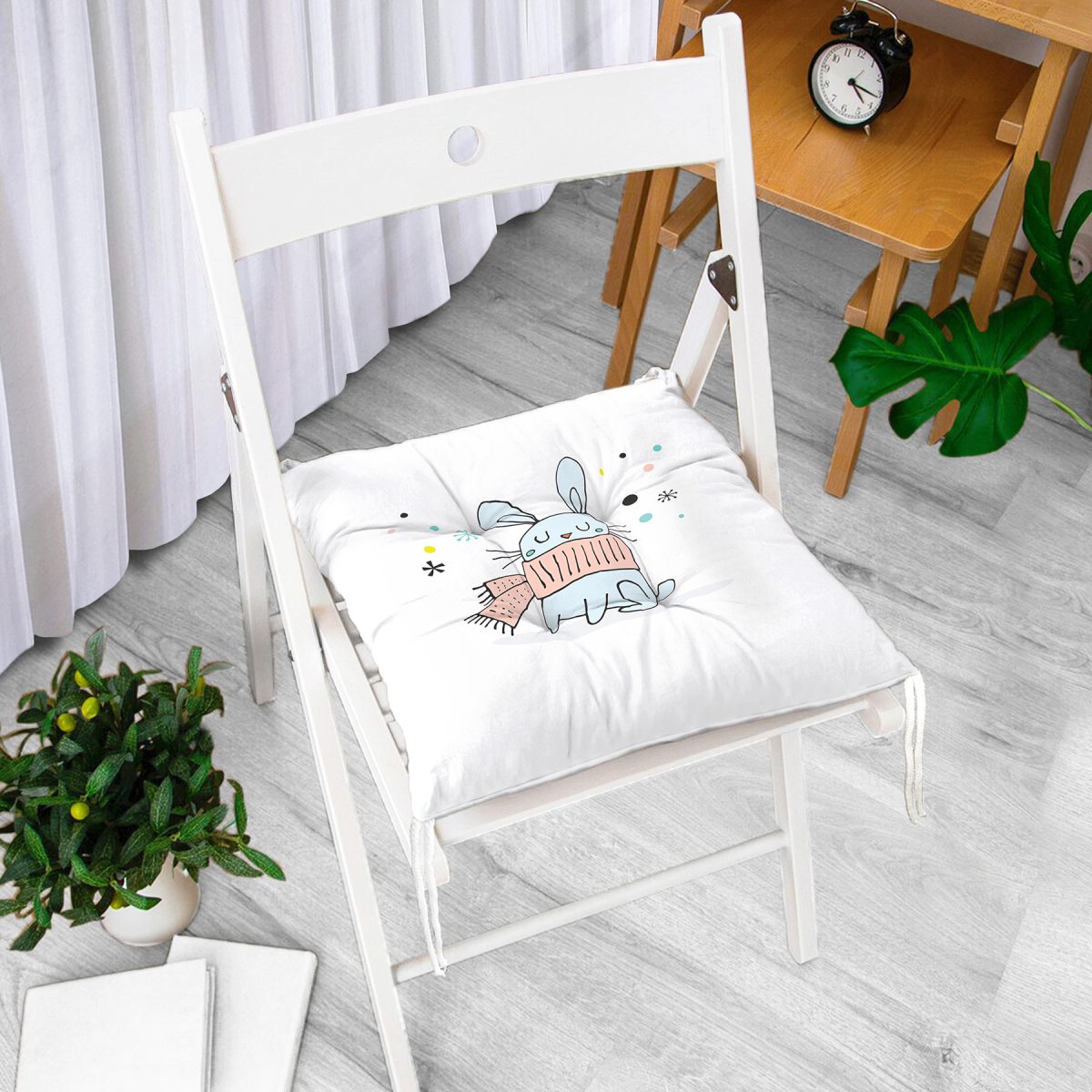 Realhomes Beyaz Zeminde Atkılı Tavşan Motifli Modern Pofuduk Sandalye Minderi Realhomes