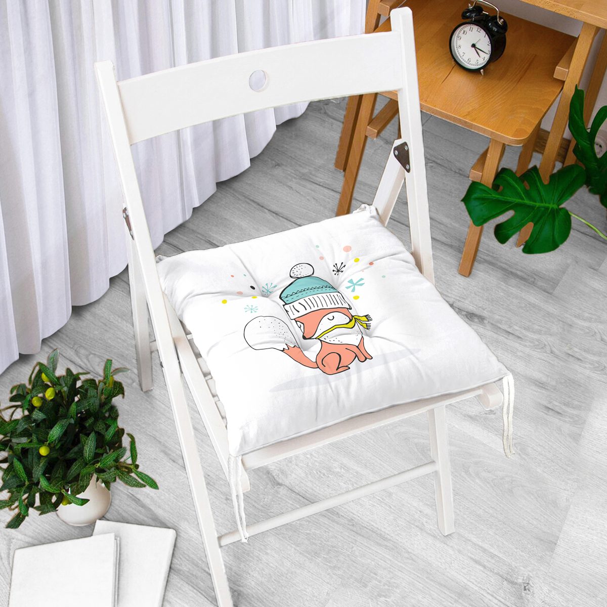 Realhomes Beyaz Zeminde Sevimli Tilki Desenli Modern Pofuduk Sandalye Minderi Realhomes
