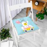 - Pofi-4472-Gorsel-1 - Realhomes Mavi Zeminde It's A Girl Yazılı Özel Tasarımlı Dijital Baskılı Çocuk Odası Pofuduk Sandalye Minderi Realhomes