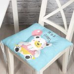 - Pofi-4472-Gorsel - Realhomes Mavi Zeminde It's A Girl Yazılı Özel Tasarımlı Dijital Baskılı Çocuk Odası Pofuduk Sandalye Minderi Realhomes