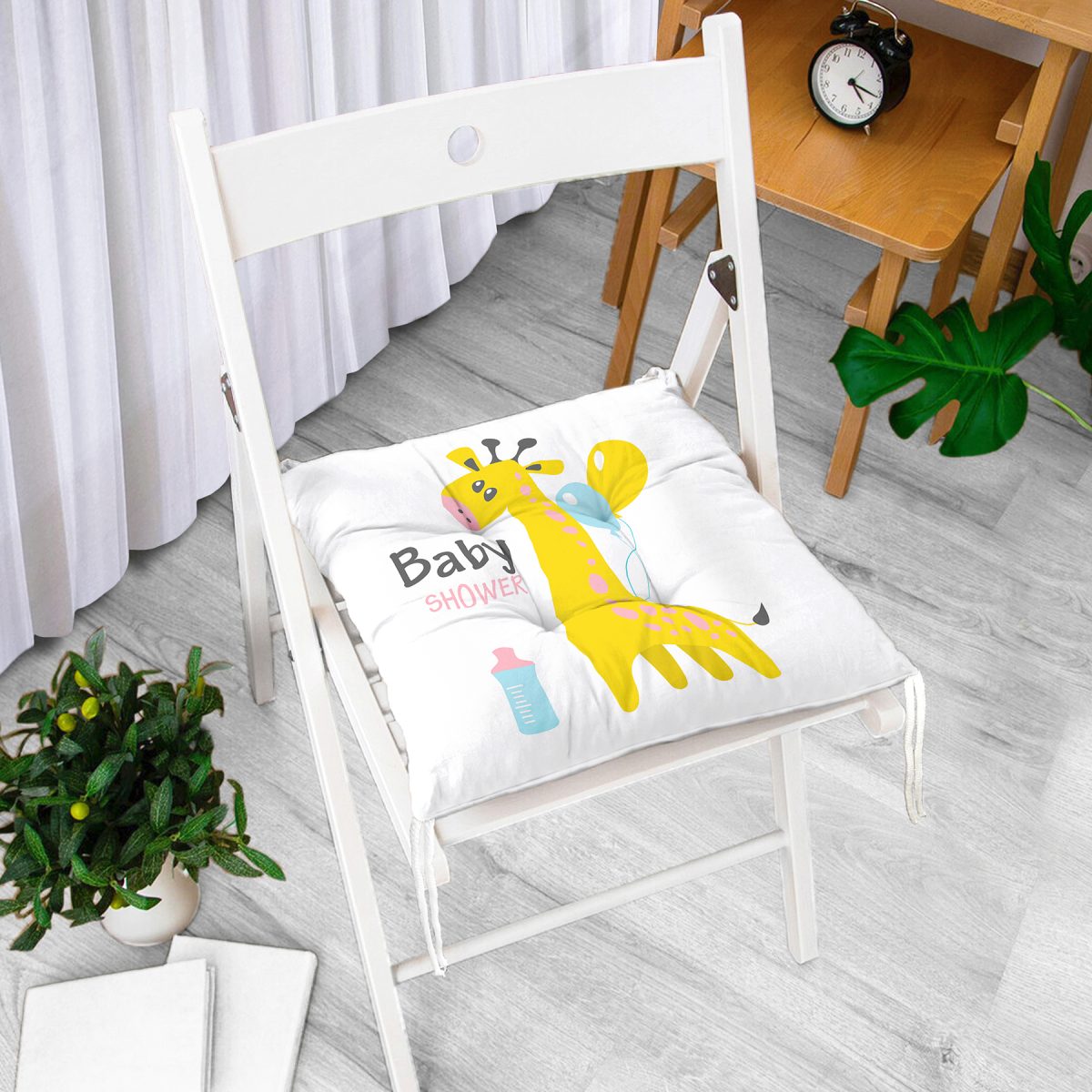 Beyaz Zeminde Balon ve Zürafa Desenli Özel Tasarım Bebek Odası Pofuduk Sandalye Minderi Realhomes