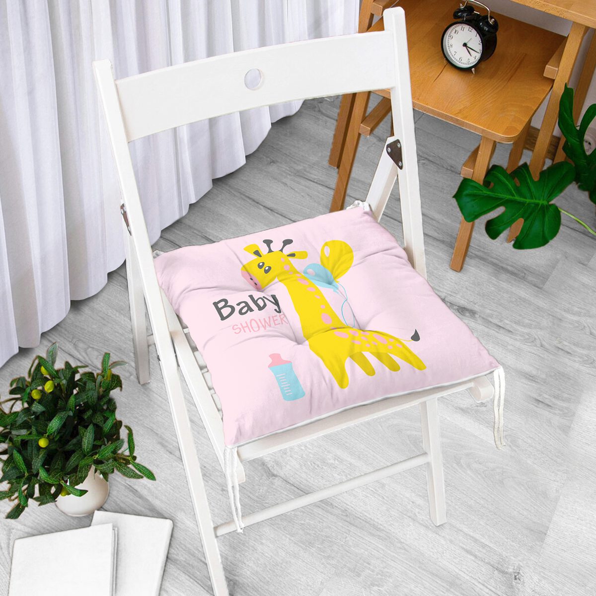Pembe Zeminde Balon ve Zürafa Desenli Özel Tasarım Bebek Odası Pofuduk Sandalye Minderi Realhomes