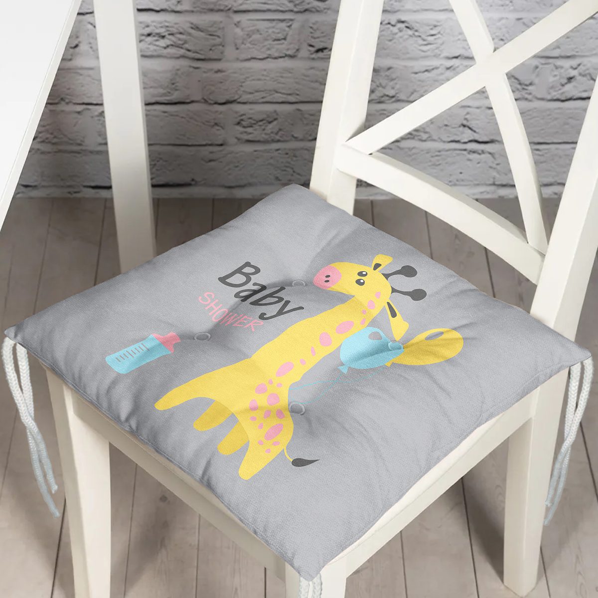 Gri Zeminde Balon ve Zürafa Desenli Özel Tasarım Bebek Odası Pofuduk Sandalye Minderi Realhomes