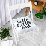 - Pofi-4486-Gorsel-1 - Realhomes Mavi Beyaz Hello Little One Yazılı Özel Tasarımlı Dijital Baskılı Çocuk Odası Pofuduk Sandalye Minderi Realhomes