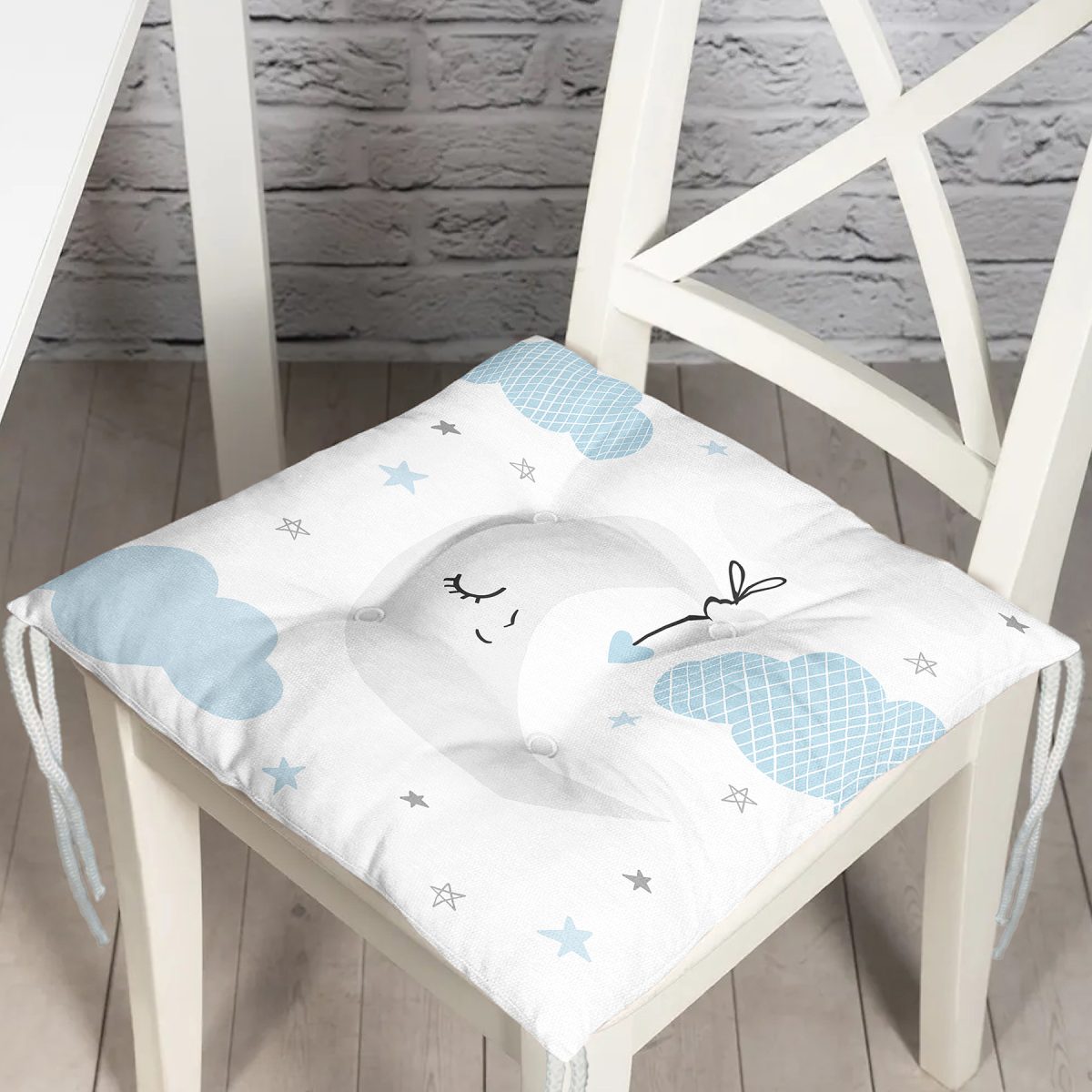 Beyaz Zemin Mavi Bulut ve Gri Ay Tasarımlı Bebek Odası Pofuduk Sandalye Minderi Realhomes