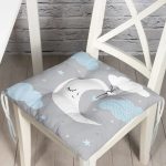 - Pofi-4488g-Gorsel - Realhomes  Gri Zemin Mavi Bulut ve Gri Ay Tasarımlı Bebek Odası Pofuduk Sandalye Minderi Realhomes