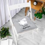 - Pofi-4491-Gorsel-1 - Realhomes  Realhomes Gri Zeminde Sevimli Kuzucuk Tasarımlı Modern Pofuduk Sandalye Minderi Realhomes