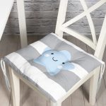 - Pofi-4500g-Gorsel - Realhomes Realhomes Gri Çizgiler Üzerine Mavi Yıldız Tasarımlı Modern Pofuduk Sandalye Minderi Realhomes