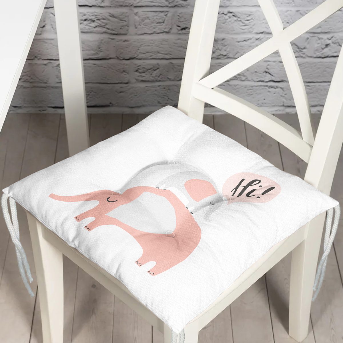 Realhomes Beyaz Zeminde Sevimli Filler Özel Tasarımlı Modern Pofuduk Sandalye Minderi Realhomes